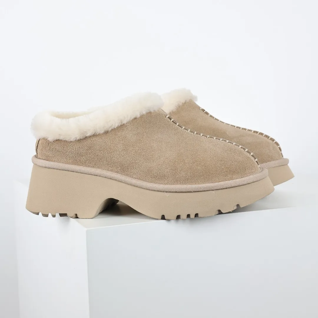 Pick up locally 💰560 Core recommended good price It is a very suitable choice for home use. In recent years, uug has launched a series of styles, which are partially geared towards the preferences of young consumers and have also moved to the forefront of fashion trends. Shoe body material: water-repellent coated suede upper, 17 mm UGGPURE™ implantable wool insole, lightweight non-slip and comfortable rubber outsole, with brand LOGO and trademark, with full packaging Size: 35 36 37 38 39 40